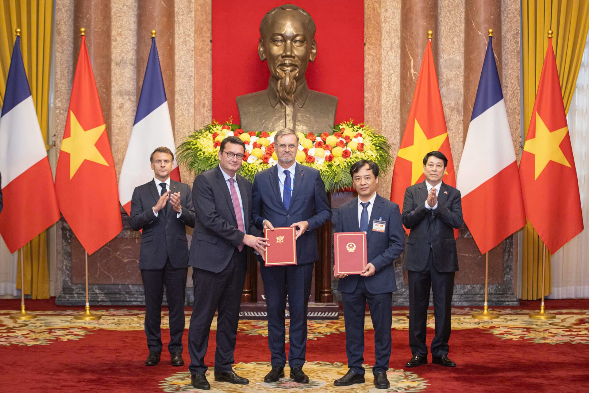 Thúc đẩy hợp tác với Pháp trong lĩnh vực công nghệ vũ trụ và hàng không