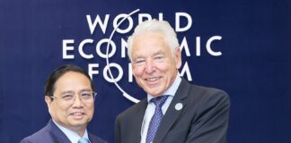 Thủ tướng Phạm Minh Chính và Chủ tịch lâm thời WEF Peter BrabeckLetmathe - Ảnh: VGP