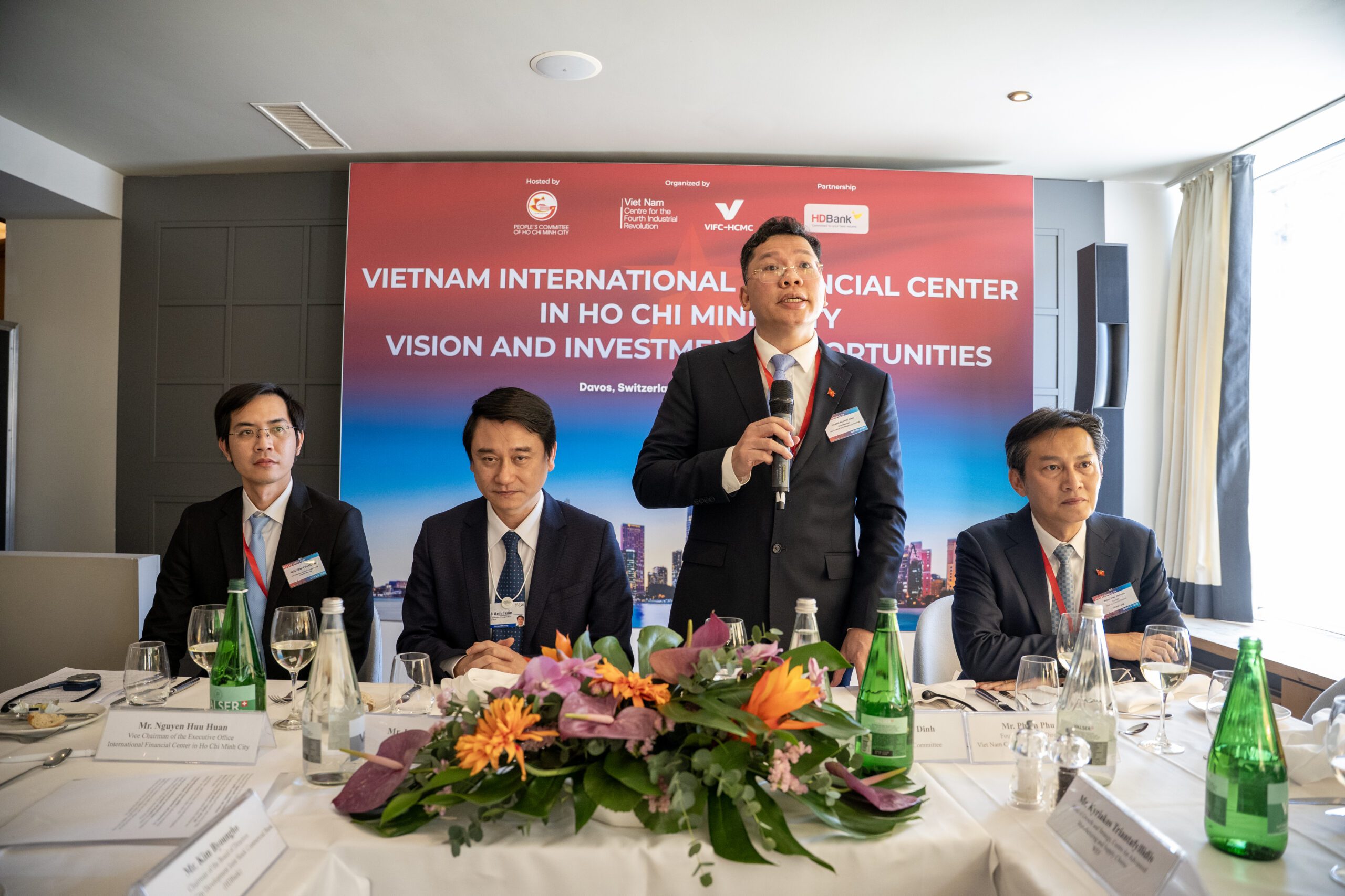 Vice Chairman of HCMC People's Committee Hoang Nguyen Dinh speaks at the working lunch on January 21, 2026 in Davos, Switzerland (Photo: HCMC C4IR).