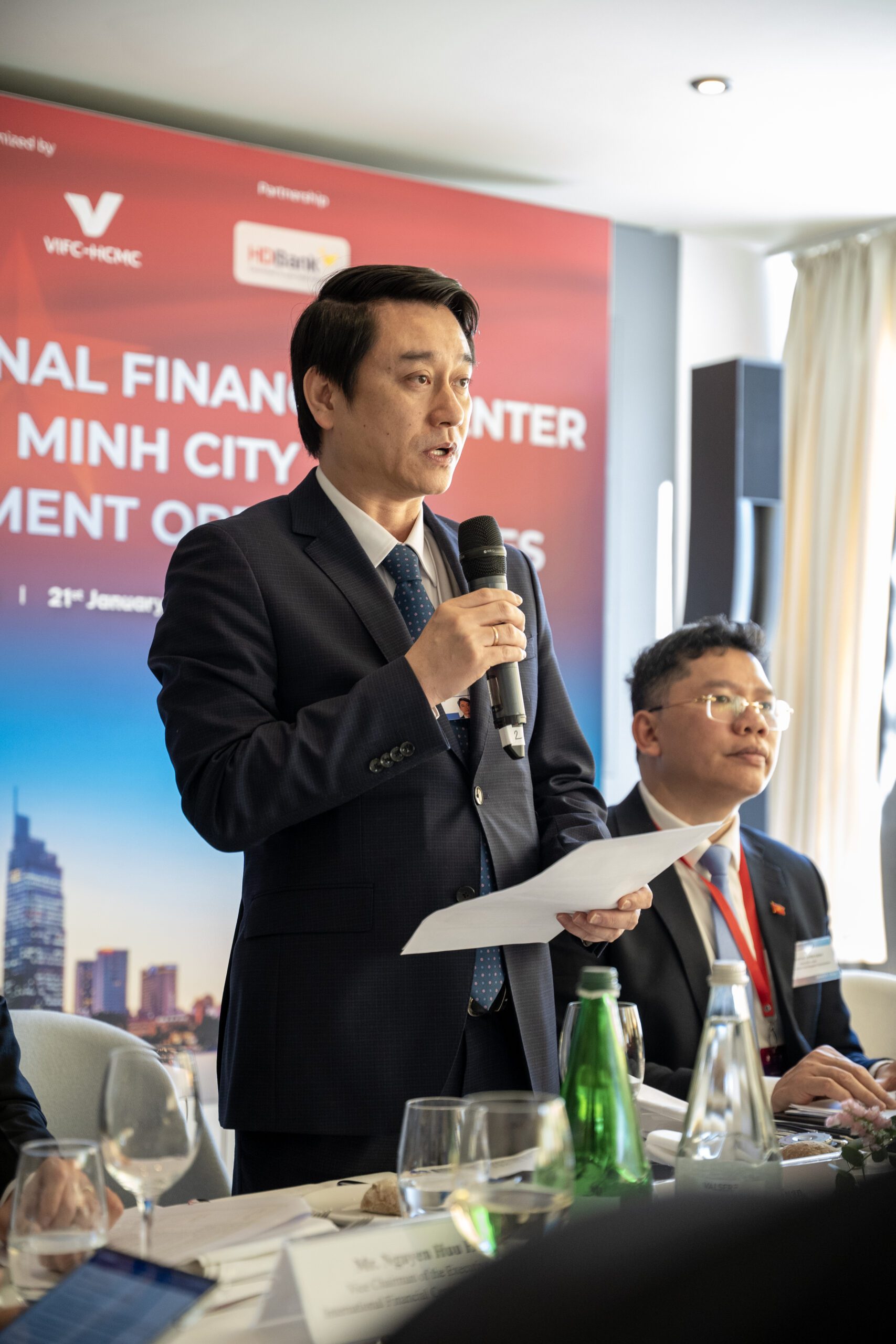Deputy Minister of Foreign Affairs Le Anh Tuan delivered a speech outlining the direction for attracting investment and strategic cooperation for the International Finance Center in Ho Chi Minh City (Photo: HCMC C4IR).