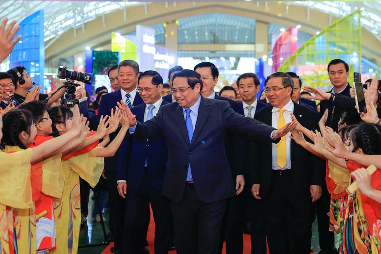 Thủ tướng Phạm Minh Chính dự lễ khai mạc Hội chợ Mùa Xuân lần thứ nhất năm 2026 với chủ đề "Kết nối thịnh vượng - Đón Xuân huy hoàng" - Ảnh: VGP/Nhật Bắc