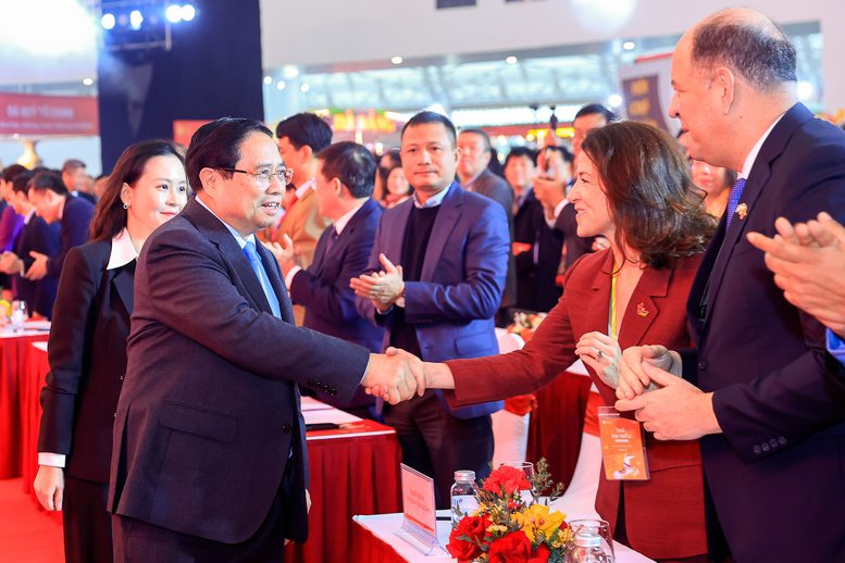 Thủ tướng và các đại biểu - Ảnh: VGP/Nhật Bắc