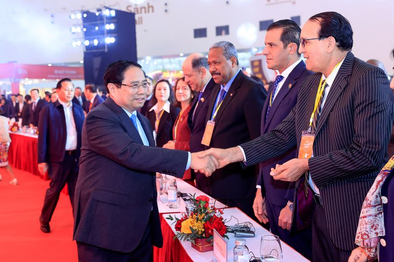 Thủ tướng và các đại biểu - Ảnh: VGP/Nhật Bắc