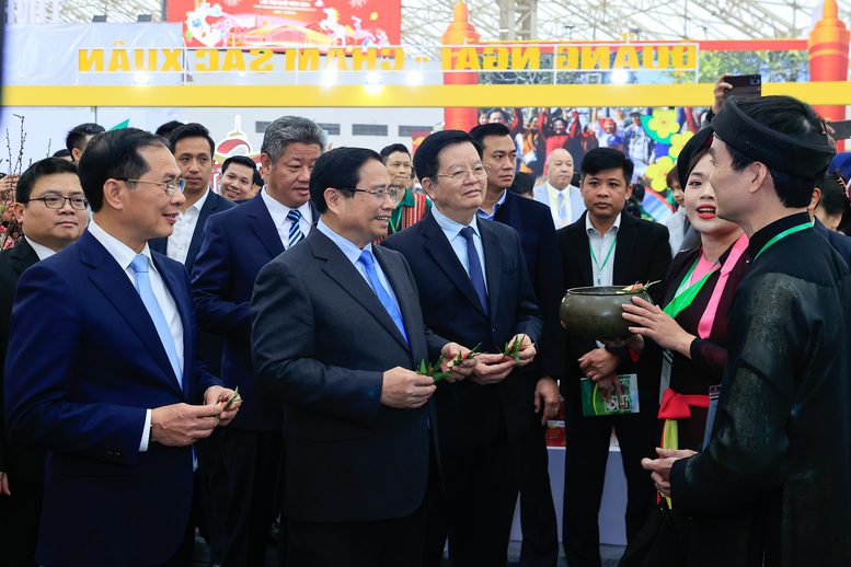 Thủ tướng Phạm Minh Chính tham quan các gian hàng tại Hội chợ - Ảnh: VGP/Nhật Bắc