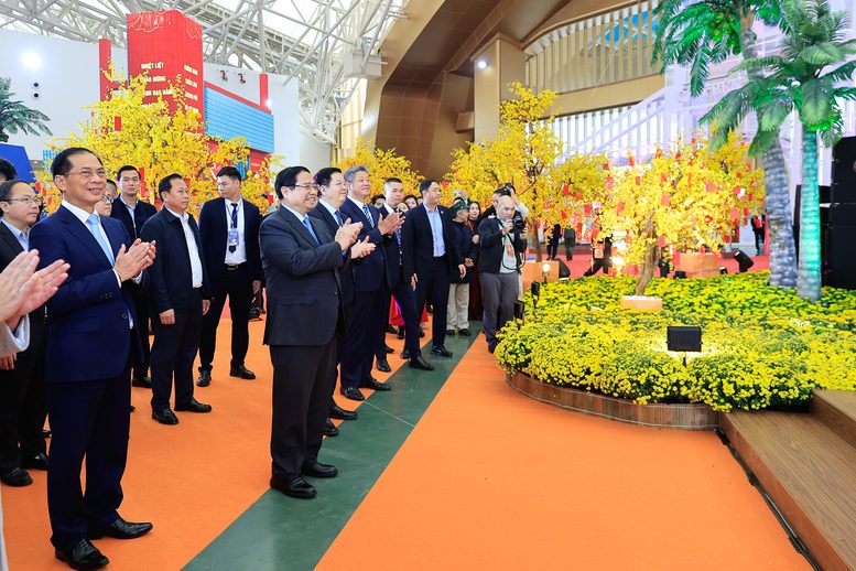 Thủ tướng Phạm Minh Chính cho rằng, với hơn 3 nghìn gian hàng được chia thành 8 phân khu, Hội chợ đem đến "hành trình du xuân xuyên Việt" sống động, đa sắc màu cho người dân và du khách tới tham quan, mua sắm - Ảnh: VGP/Nhật Bắc