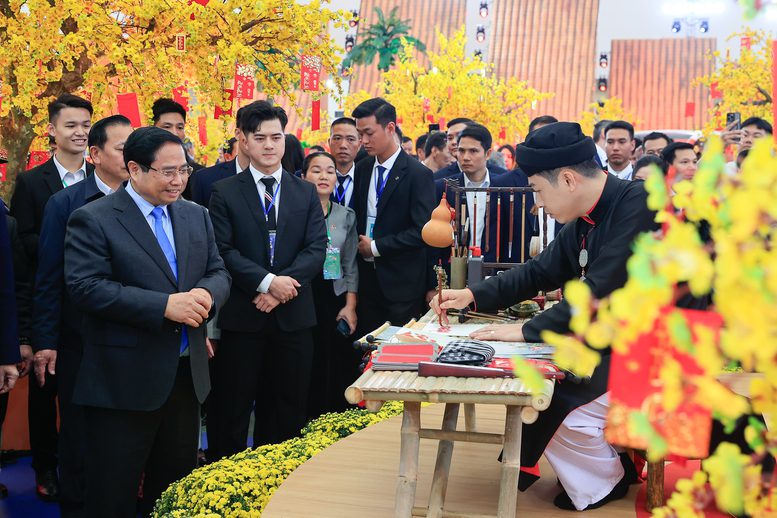 Thủ tướng Phạm Minh Chính mong muốn Hội chợ Mùa Xuân lần thứ nhất thực sự trở thành ngày hội tiêu dùng quốc gia, nơi tinh hoa "hàng hóa Việt Nam - bản sắc Việt Nam - trí tuệ Việt Nam" cùng hội tụ, hòa nhịp trong bản giao hưởng khai sắc mùa xuân - Ảnh: VGP/Nhật Bắc