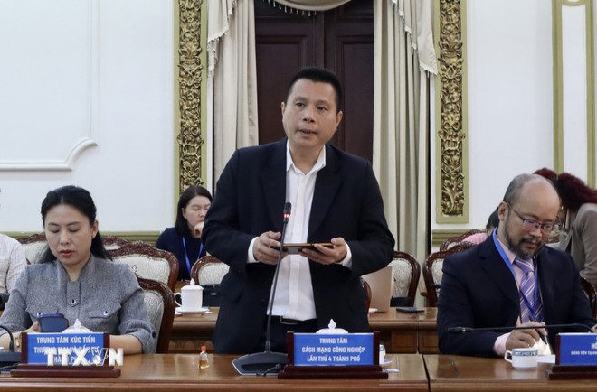 Ông Nguyễn Đức Huy, Phó Giám đốc Trung tâm Cách mạng công nghiệp lần thứ 4 tại Thành phố Hồ Chí Minh (C4IR) nêu định hướng phát triển của thành phố tại hội nghị. (Ảnh: TTXVN)