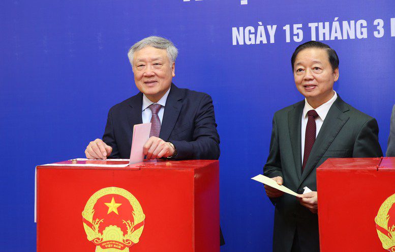 Phó Thủ tướng Thường trực Chính phủ Nguyễn Hòa Bình, Phó Chủ tịch Hội đồng Bầu cử Quốc gia; Phó Thủ tướng Chính phủ Trần Hồng Hà đã thực hiện quyền công dân tại Đơn vị bầu cử số 2 - Khu vực bỏ phiếu số 7, phường Phúc Lợi, thành phố Hà Nội - Ảnh: VGP/Minh Khôi