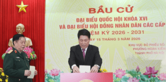 Chủ tịch nước Lương Cường bỏ phiếu bầu cử tại khu vực bỏ phiếu số 26, phường Hoàn Kiếm, thành phố Hà Nội - Ảnh: TTXVN