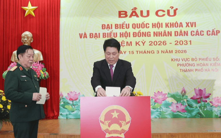 Chủ tịch nước Lương Cường bỏ phiếu bầu cử tại khu vực bỏ phiếu số 26, phường Hoàn Kiếm, thành phố Hà Nội - Ảnh: TTXVN