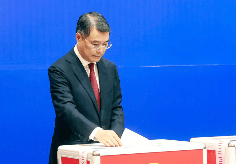 Ủy viên Bộ Chính trị, Bí thư Trung ương Đảng, Trưởng Ban Tổ chức Trung ương Lê Minh Hưng thực hiện quyền và nghĩa vụ công dân - Ảnh: VGP/Nhật Bắc