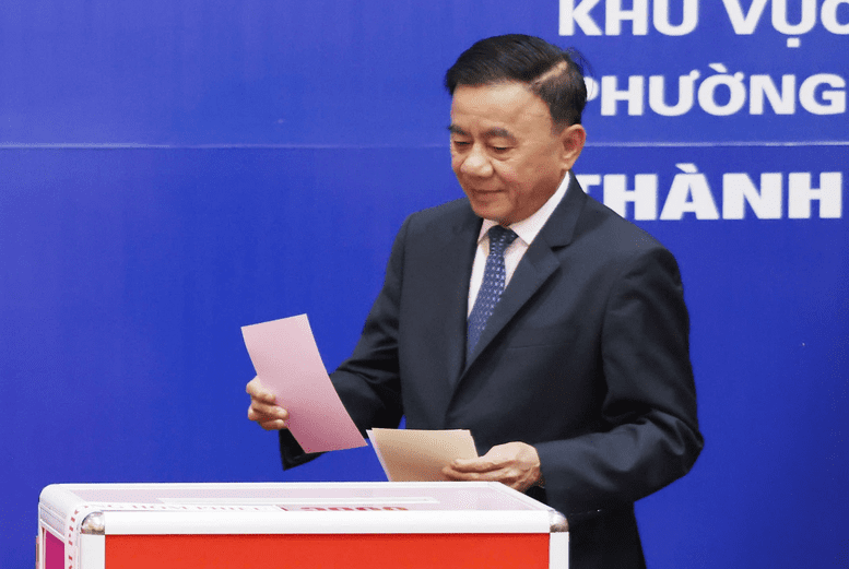 Tại khu vực bỏ phiếu số 2, phường Ba Đình, thành phố Hà Nội, Ủy viên Bộ Chính trị, Thường trực Ban Bí thư Trần Cẩm Tú; Ủy viên Bộ Chính trị, Bí thư Trung ương Đảng, Trưởng ban Tổ chức Trung ương Lê Minh Hưng; Ủy viên Bộ Chính trị, Bí thư Trung ương Đảng, Chánh Văn phòng Trung ương Đảng Phạm Gia Túc.