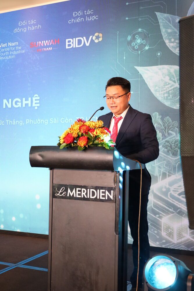 Ông Nguyễn Cảnh Thắng, Chủ tịch Hội đồng Quản trị Công ty Cổ phần Đầu tư và Công nghệ Exabyte, phát biểu mở đầu Lễ ra mắt (Ảnh: Exabyte).Trong bài phát biểu chào mừng, ông Nguyễn Cảnh Thắng, Chủ tịch Hội đồng Quản trị Công ty Cổ phần Đầu tư và Công nghệ Exabyte nhấn mạnh, sự ra đời của Agrichain là kết quả của quá trình nghiên cứu nhằm giải quyết các bài toán cấp thiết về chi phí và quản trị dữ liệu trong bối cảnh thị trường nhiều biến động. Ông khẳng định, việc làm chủ hạ tầng công nghệ Blockchain Layer 1 là bước đi then chốt để đảm bảo tính tự chủ và bảo mật thông tin cho ngành nông nghiệp nội địa. Theo ông Thắng, giải pháp này không chỉ đơn thuần là một ứng dụng truy xuất nguồn gốc, mà còn là nỗ lực của doanh nghiệp trong việc cụ thể hóa các nhiệm vụ tại Quyết định số 2815/QĐ-TTg của Thủ tướng Chính phủ và tinh thần Nghị quyết 57 về thúc đẩy đổi mới sáng tạo quốc gia.