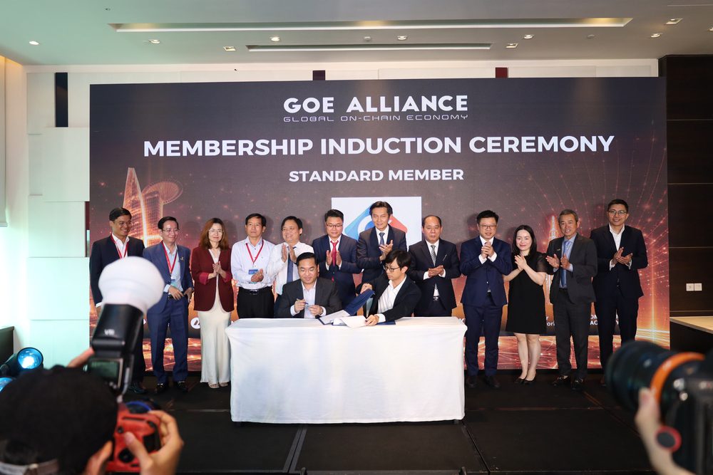 Ông Nguyễn Hoàng Nhật, Tổng Giám đốc Exabyte và ông Nguyễn Hữu Vũ Khoa, Tổng thư ký Liên minh Kinh tế Toàn cầu On-chain ký kết bản thỏa thuận hợp tác chiến lược tại sự kiện.