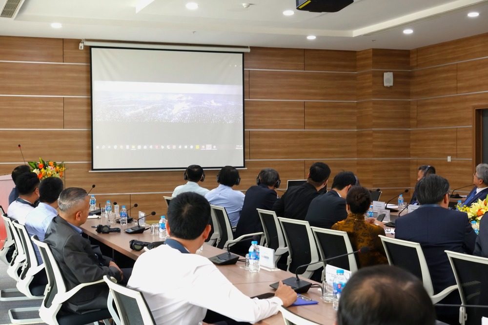 Các đại biểu lắng nghe phần trình bày của đại diện Hanwha System tại chương trình. 