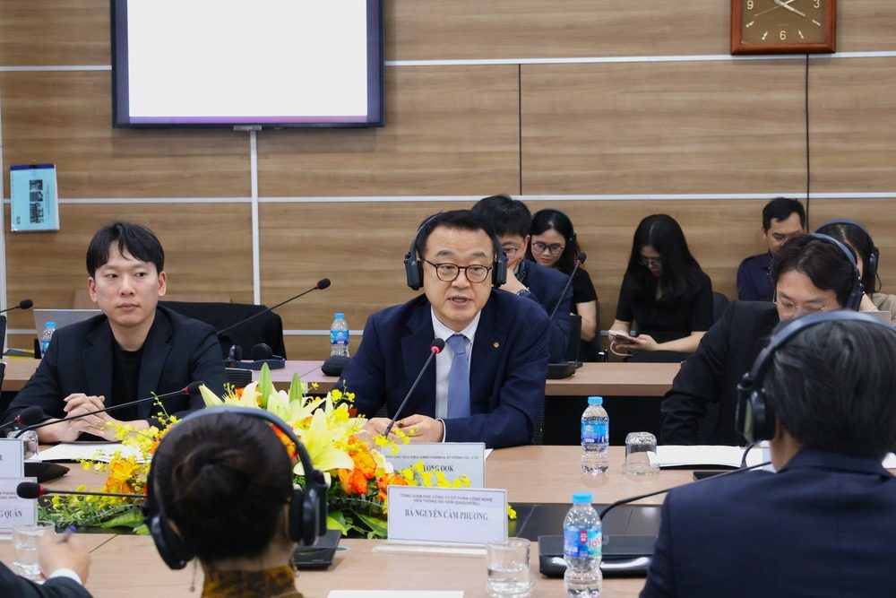 Ông Lê Yong Ook, Phó Chủ tịch điều hành Hanwha System tham gia trả lời câu hỏi trong phiên thảo luận.