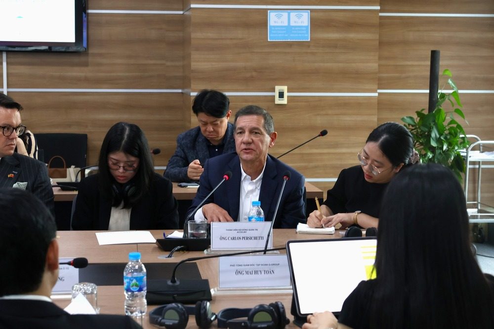 Ông Carlos Persichetti, Thành viên Hội đồng quản trị Accelint tham gia trả lời câu hỏi tại phiên thảo luận.