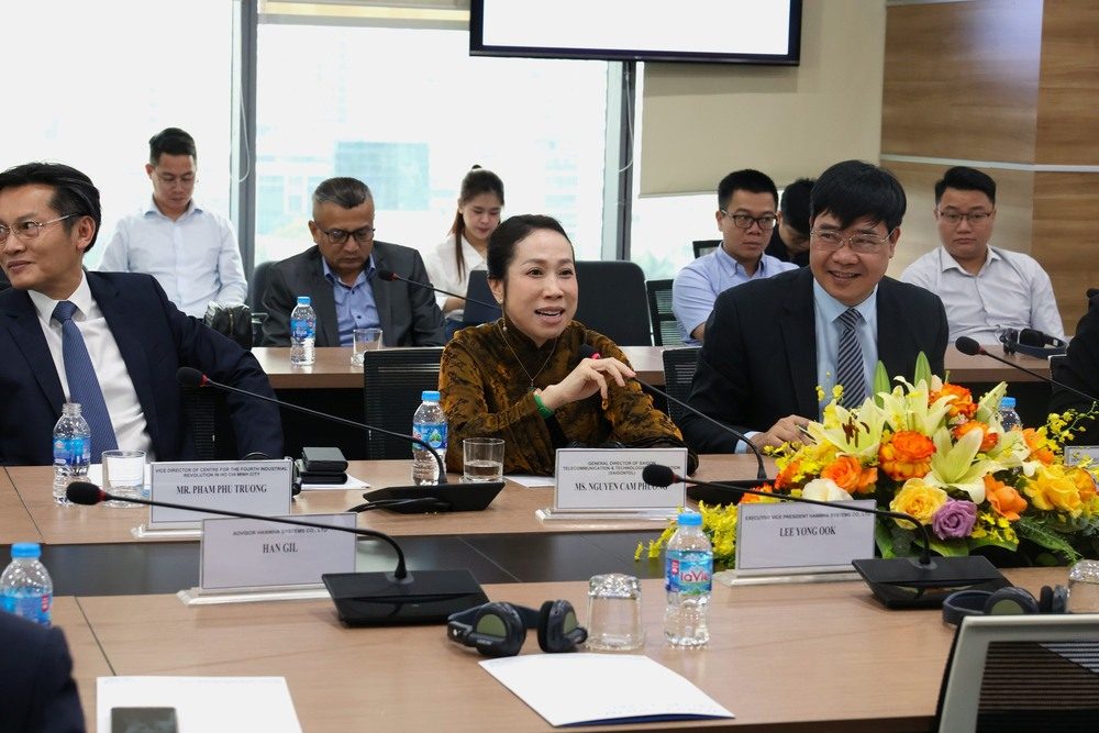 Bà Nguyễn Cẩm Phương, Tổng giám đốc Công ty Cổ phần Công nghệ Viễn thông Sài Gòn (SAIGONTEL) đặt câu hỏi tại phiên thảo luận của chương trình.