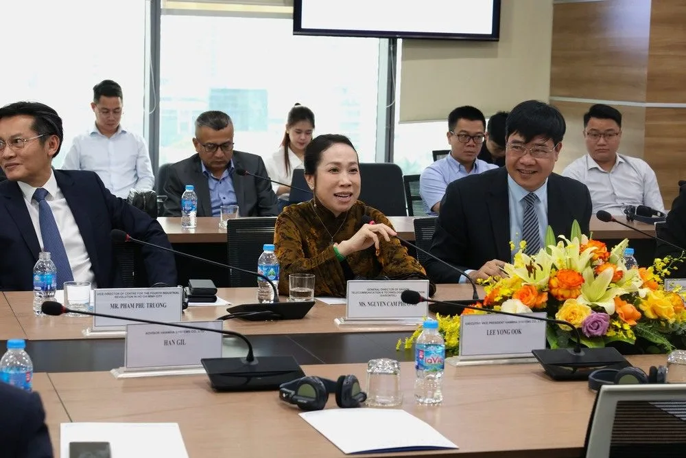 Đối thoại hợp tác về công nghiệp lưỡng dụng Việt Nam - Hàn Quốc: Hướng tới hệ sinh thái công nghệ tiên tiến 15 Bà Nguyễn Cẩm Phương, Tổng giám đốc Công ty Cổ phần Công nghệ Viễn thông Sài Gòn (SAIGONTEL) đặt câu hỏi tại phiên thảo luận của chương trình.