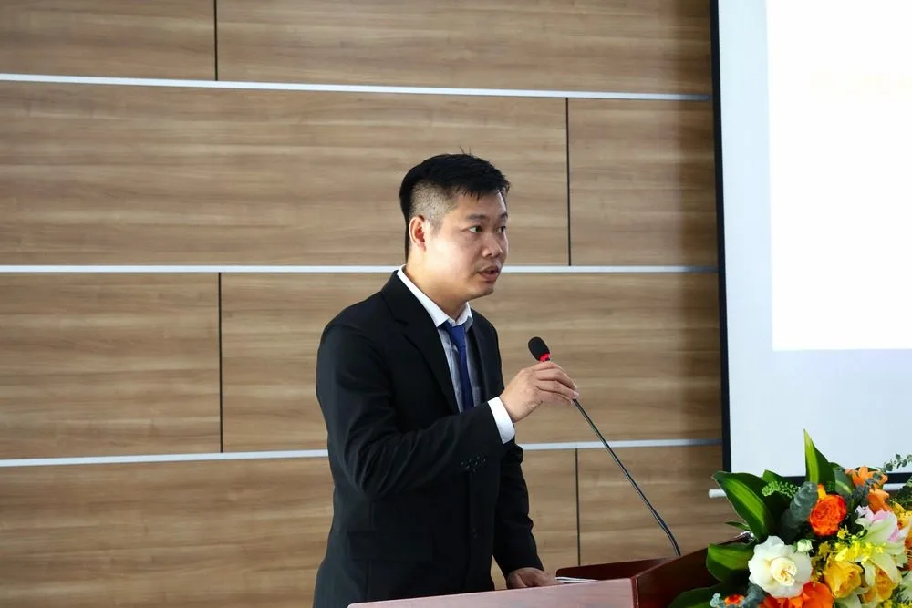 Đối thoại hợp tác về công nghiệp lưỡng dụng Việt Nam - Hàn Quốc: Hướng tới hệ sinh thái công nghệ tiên tiến 4 Ông Bùi Trung Hiếu, đại diện Ban Điều hành SoiHub đề xuất đề xuất ba trụ cột chiến lược để hiện thực hóa tầm nhìn xây dựng hệ sinh thái công nghệ đa tầng gồm: hoàn thiện thể chế, tăng tốc độ triển khai và xây dựng năng lực "chuỗi lõi" cho doanh nghiệp nội địa.