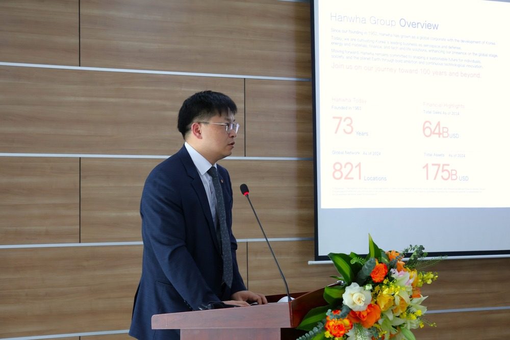 Ông Lee Phil Yeob, Kĩ sư trưởng tại Hanwha Systems giới thiệu về các sản phẩm, giải pháp trong lĩnh vực công nghiệp lưỡng dụng của tập đoàn.