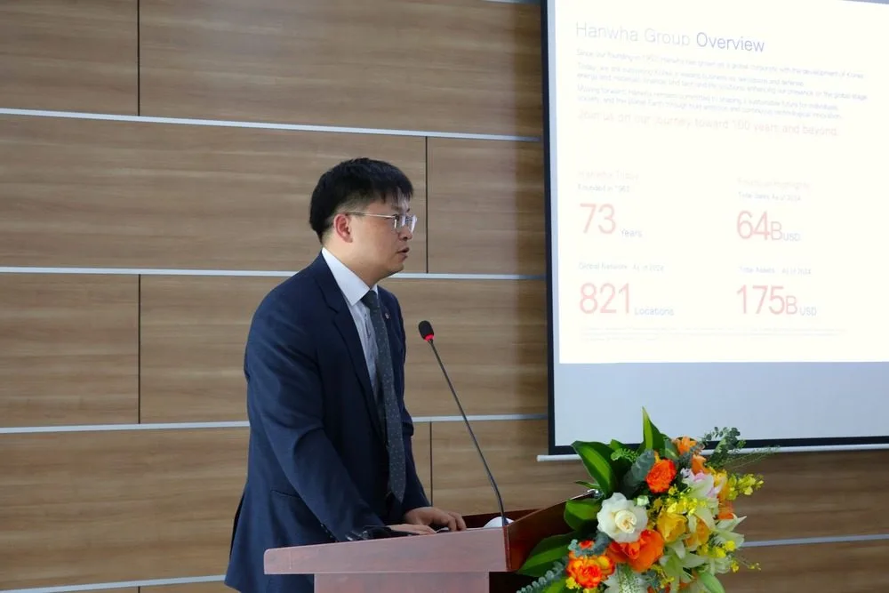 Đối thoại hợp tác về công nghiệp lưỡng dụng Việt Nam - Hàn Quốc: Hướng tới hệ sinh thái công nghệ tiên tiến 7 Ông Lee Phil Yeob, Kĩ sư trưởng tại Hanwha Systems giới thiệu về các sản phẩm, giải pháp trong lĩnh vực công nghiệp lưỡng dụng của tập đoàn.