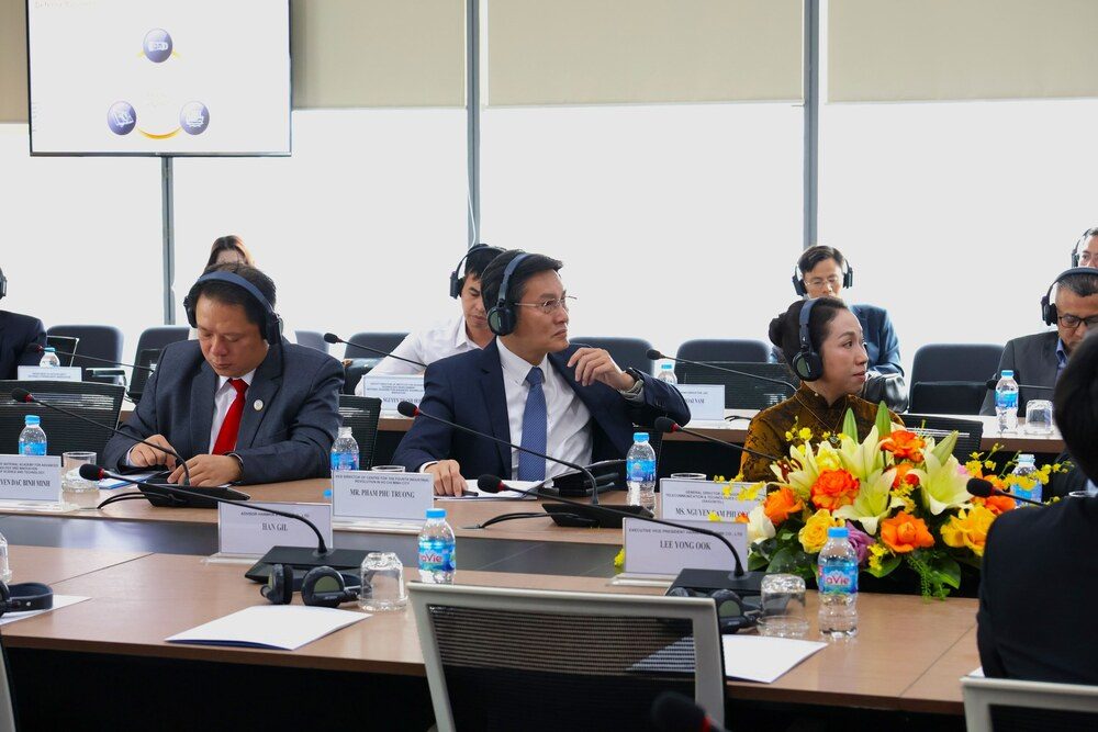 Các đại biểu lắng nghe phần trình bày của đại diện Hanwha System tại chương trình.