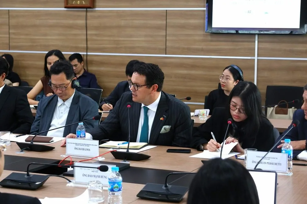 Đối thoại hợp tác về công nghiệp lưỡng dụng Việt Nam - Hàn Quốc: Hướng tới hệ sinh thái công nghệ tiên tiến 12 Ông David Lewis, Chủ tịch hội đồng quản trị kiêm Giám đốc điều hành Energy Capital Vietnam tham gia trả lời câu hỏi trong phiên thảo luận.