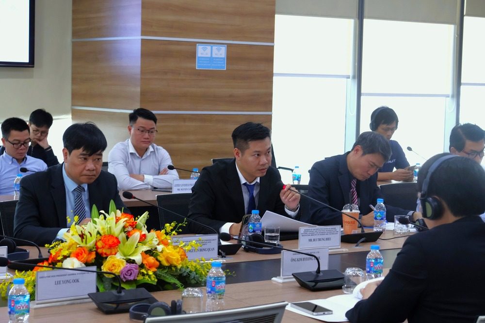 Ông Bùi Trung Hiếu, đại diện Ban Điều hành SoiHub chủ trì phiên thảo luận với các doanh nghiệp trong nước và quốc tế.