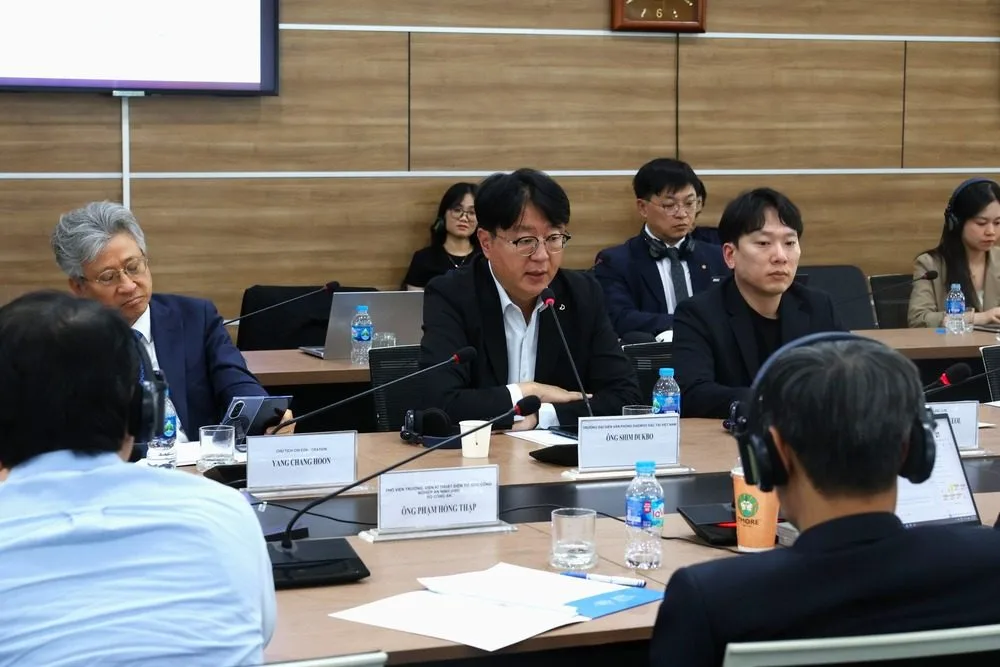 Đối thoại hợp tác về công nghiệp lưỡng dụng Việt Nam - Hàn Quốc: Hướng tới hệ sinh thái công nghệ tiên tiến 11 Ông Shim Duk Bo, Trưởng đại diện Văn phòng Daewoo E&C tại Việt Nam tham gia trả lời câu hỏi trong phiên thảo luận.
