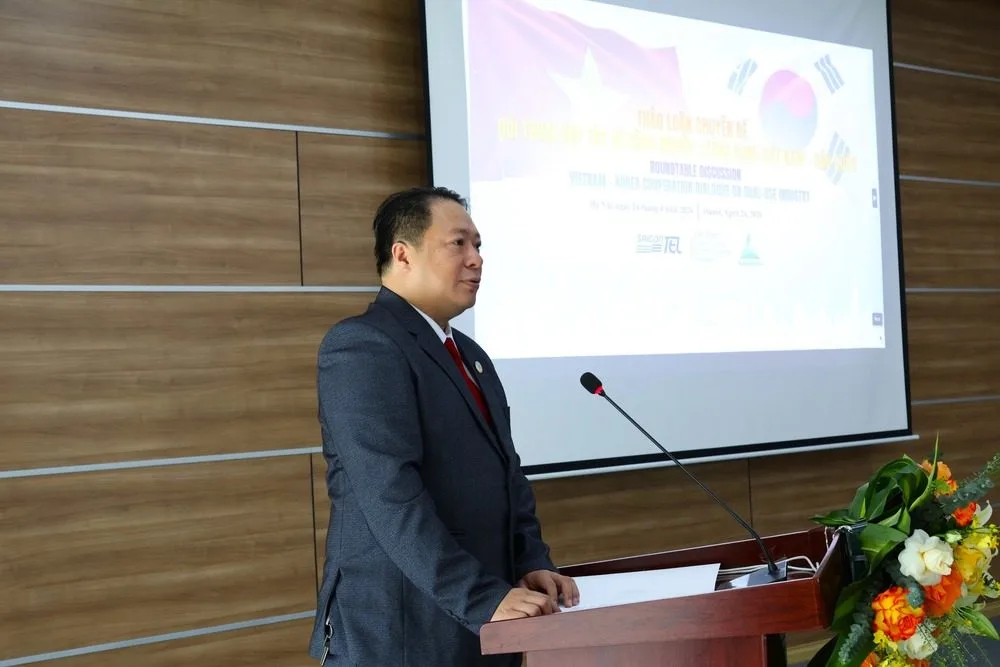 Đối thoại hợp tác về công nghiệp lưỡng dụng Việt Nam - Hàn Quốc: Hướng tới hệ sinh thái công nghệ tiên tiến 3 Ông Nguyễn Đắc Bình Minh, Phó Viện trưởng Viện Đổi mới sáng tạo Quốc gia, Bộ Khoa học và Công nghệ khẳng định công nghiệp lưỡng dụng chính là chìa khóa để nâng cao năng lực tự chủ công nghệ.