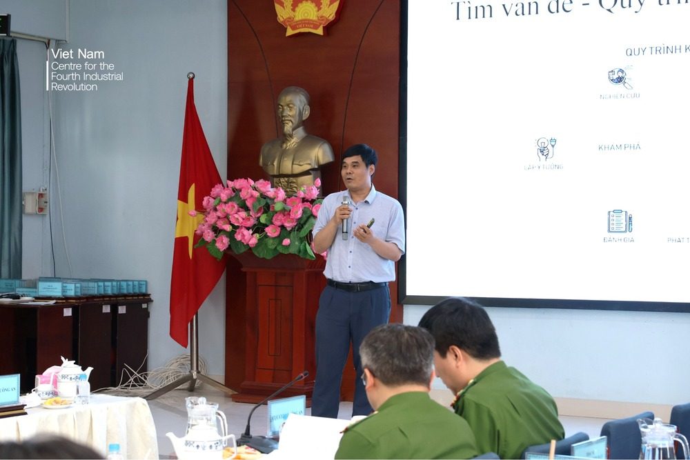 TS. Nguyễn Thái Hà, Phó giám đốc thường trực Ban điều hành Trường cao đẳng Sài Gòn, giới thiệu giải pháp phát triển sản phẩm công nghệ trong chuyển đổi số, với trọng tâm là nhận diện đúng nhu cầu thực tiễn của người dùng, tránh tình trạng xây dựng các sản phẩm không phù hợp, khó sử dụng hoặc không được khai thác trong thực tế.