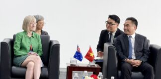 Phó Chủ tịch Thường trực UBND TP.Hồ Chí Minh Nguyễn Lộc Hà và bà Gillian Bird, Đại sứ đặc mệnh toàn quyền Australia tại Việt Nam, trao đổi tại buổi tiếp