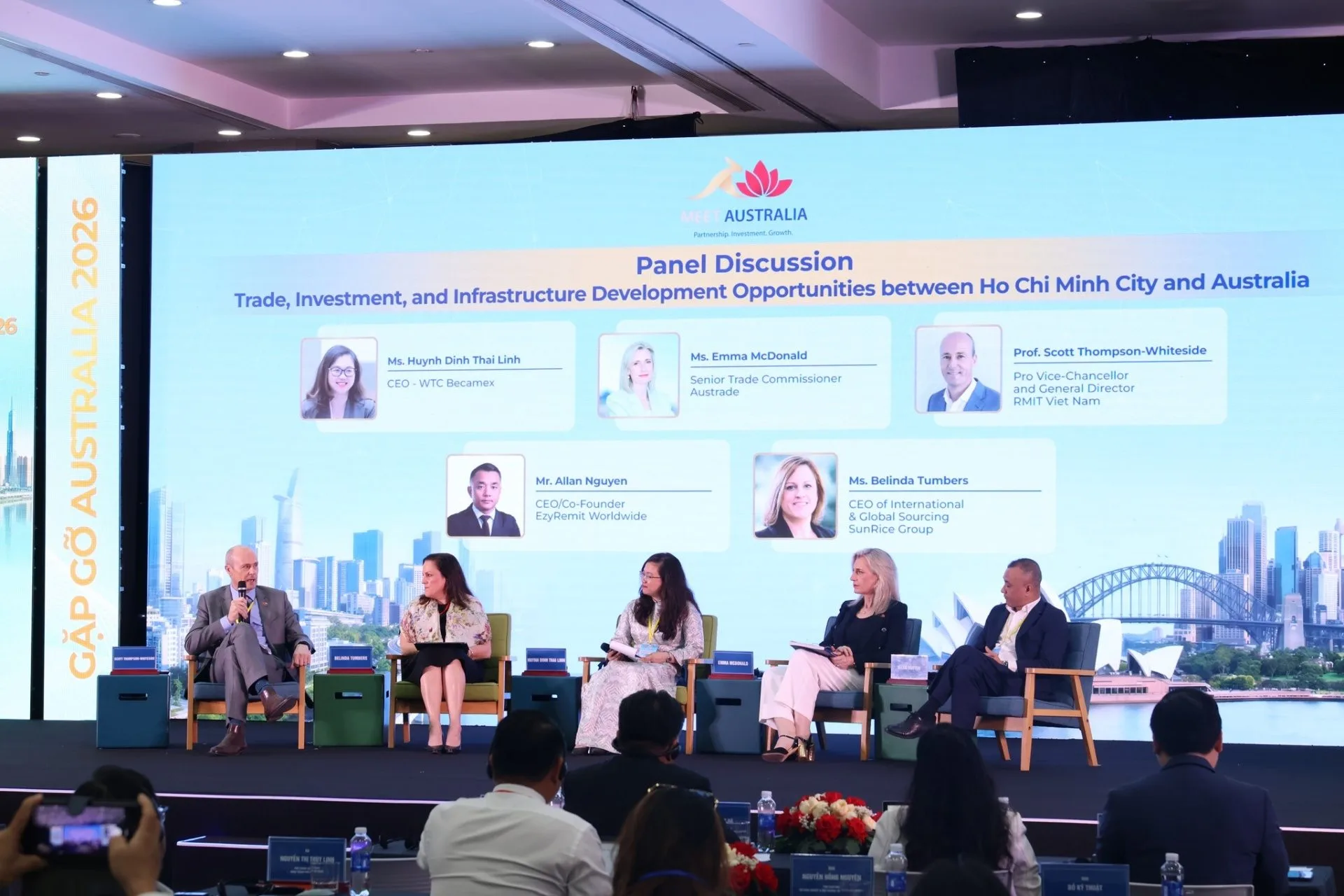 Chương trình Gặp gỡ Australia 2026 cũng bao gồm các phiên thảo luận chuyên đề: “Thúc đẩy thương mại, đầu tư giữa Thành phố Hồ Chí Minh và Autralia”; “Thúc đẩy quan hệ hợp tác trong phát triển năng lượng xanh”; “Xây dựng nguồn nhân lực sẵn sàng cho tương lai- hợp tác Việt Nam- Autralia trong phát triển kỹ năng, nhân tài và lực lượng lao động bền vững”.
