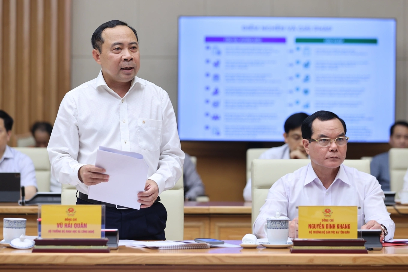 Bộ trưởng Bộ Khoa học và Công nghệ Vũ Hải Quân phát biểu tại phiên họp ban Chỉ đạo chiều 11/5. Ảnh: Nhật Bắc/VnExpress