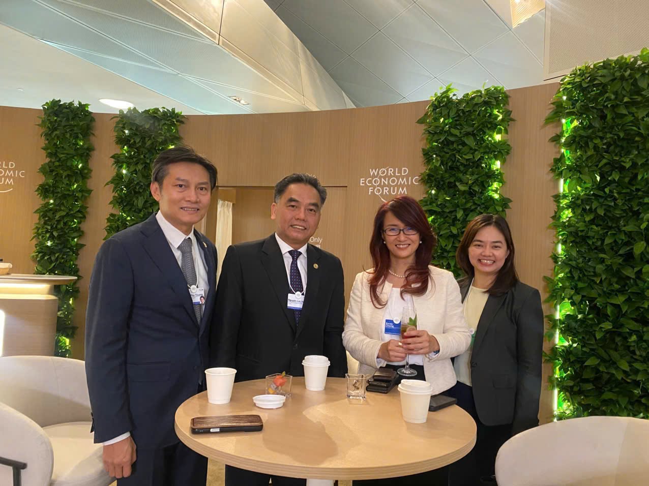 Đồng chí Nguyễn Lộc Hà gặp gỡ TS. Sandy Chong, Trưởng bộ phận Dự án Khu vực châu Á - Thái Bình Dương.