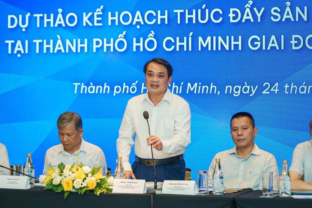 Ông Lê Trường Duy, Giám đốc Trung tâm Cách mạng Công nghiệp lần thứ 4 tại Thành phố Hồ Chí Minh (giữa) phát biểu tại "Hội nghị góp ý Dự thảo Kế hoạch thúc đẩy sản xuất thông minh tại Thành phố Hồ Chí Minh giai đoạn đến năm 2035".