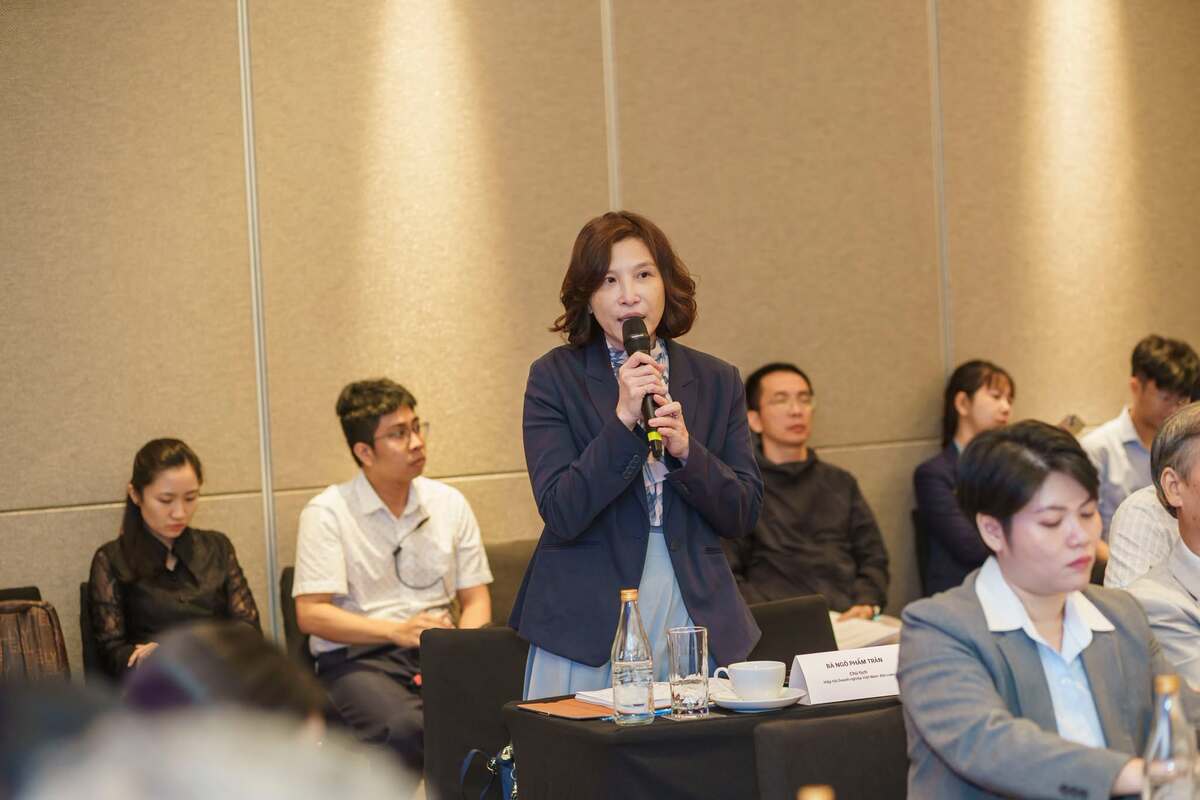 Bà Ngô Phẩm Trân - Chủ tịch Hiệp hội Hiệp hội Doanh nghiệp Việt Nam - Đài Loan trình bày góp ý tại Hội nghị.