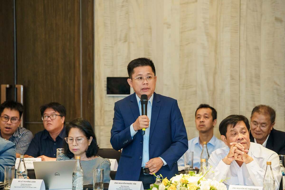 Ông Nguyễn Phước Tân - Phó Chủ tịch Hiệp hội Tự động hóa Thành phố Hồ Chí Minh (HAUA) trình bày góp ý tại Hội nghị.