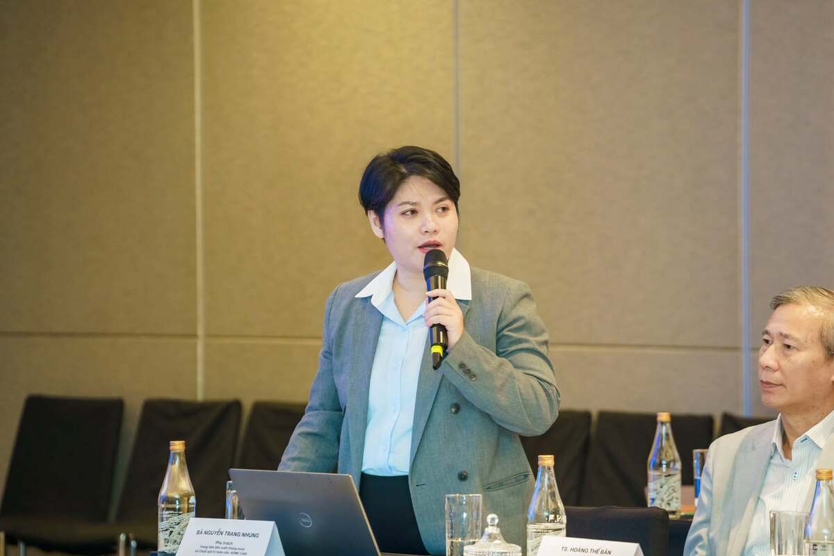 Bà Nguyễn Trang Nhung, phụ trách Trung tâm Sản xuất thông minh và Chuỗi giá trị toàn cầu thuộc Trung tâm Cách mạng Công nghiệp lần thứ 4 tại Thành phố Hồ Chí Minh trình bày về Dự thảo Kế hoạch thúc đẩy sản xuất thông minh tại Thành phố Hồ Chí Minh giai đoạn đến năm 2035.