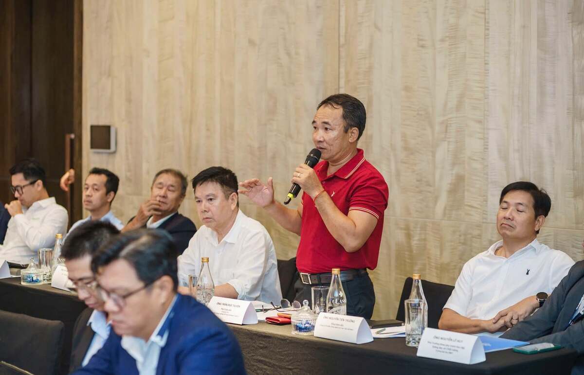 Ông Trần Đức Tuyên - Phó Giám đốc Công ty Cổ phần Hiệp hội Công nghiệp Hỗ trợ Việt Nam (HASI) trình bày tại Hội nghị.