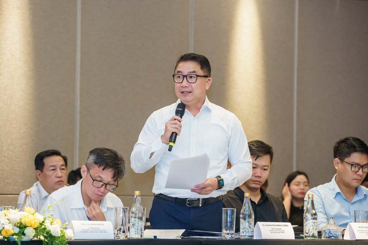 TS. Huỳnh Phú Minh Cường - Phó Trưởng ban Ban Khoa học và Công nghệ Đại học Quốc gia TP.HCM trình bày góp ý tại Hội nghị.