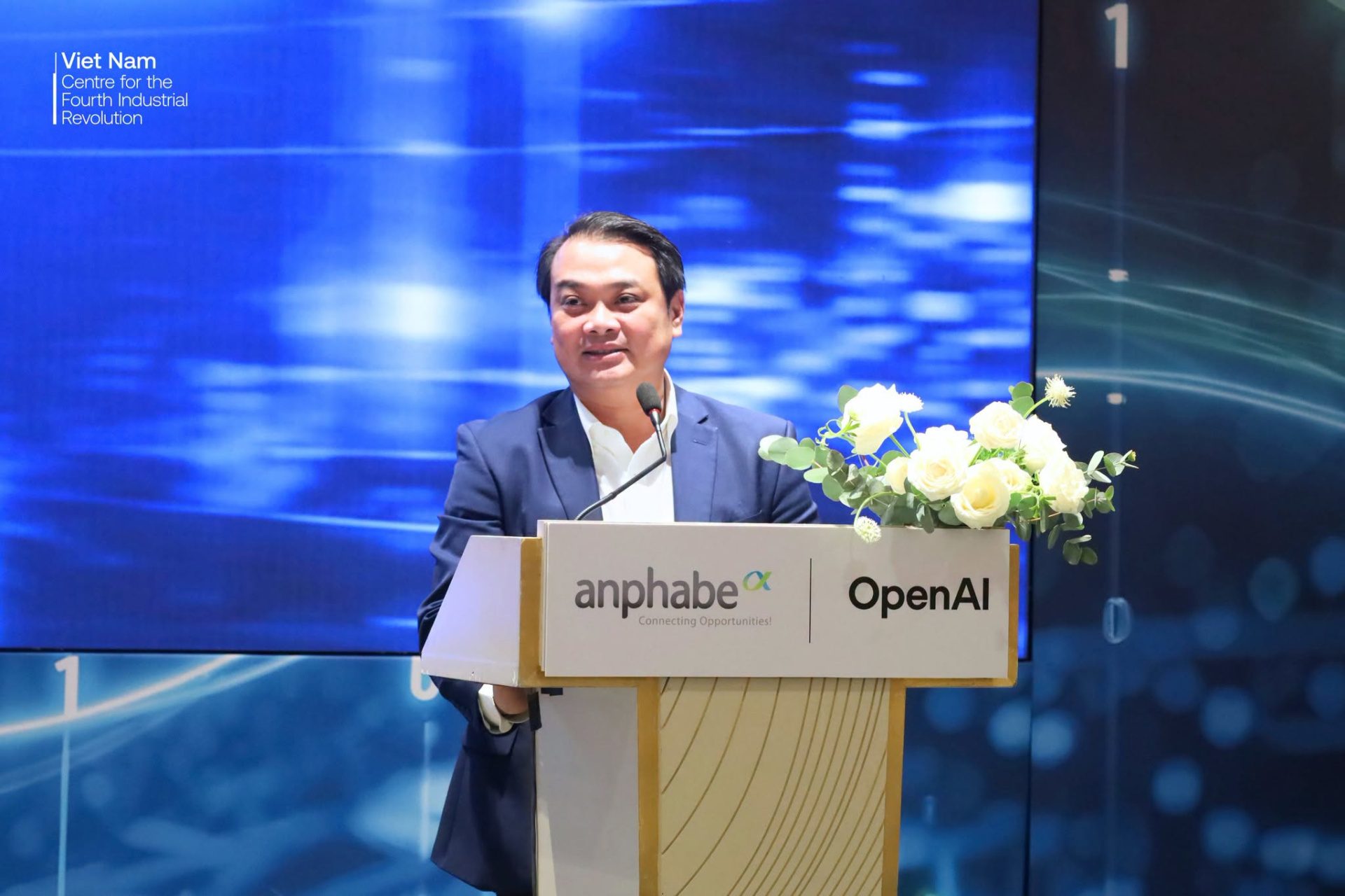 HCMC C4IR hợp tác cùng Anphabe và OpenAI thúc đẩy chuyển đổi năng lực AI cho doanh nghiệp Việt 2 Ông Lê Trường Duy - Giám đốc HCMC phát biểu tại sự kiện “Từ ứng dụng AI tới lợi thế năng suất” do Anphabe tổ chức.